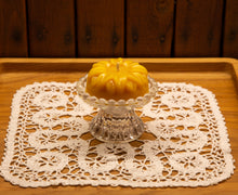 Load image into Gallery viewer, Sunflower Shaped Pure Beeswax Candles