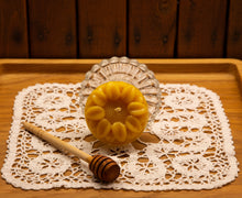 Load image into Gallery viewer, Sunflower Shaped Pure Beeswax Candles