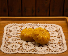 Load image into Gallery viewer, Sunflower Shaped Pure Beeswax Candles