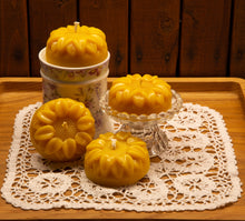 Load image into Gallery viewer, Sunflower Shaped Pure Beeswax Candles