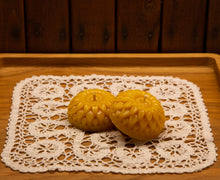 Load image into Gallery viewer, Dahlia Shaped Pure Beeswax Candles
